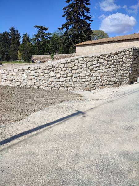 Construction de mur ou muret en pierre Sèche dans jardin ou sur les abord d'une propriété à Béziers dans l'Hérault  